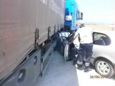 Eordaialive.com - Τα Νέα της Πτολεμαΐδας, Εορδαίας, Κοζάνης Τροχαίο ατύχημα στην Πτολεμαϊδα - Ι.Χ καρφώθηκε σε νταλίκα (φωτογραφίες)