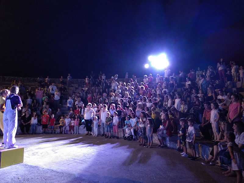 Eordaialive.com - Τα Νέα της Πτολεμαΐδας, Εορδαίας, Κοζάνης eordaialive.gr | Πτολεμαΐδα: «Ο Πρίγκιπας Λεμόνης και η Όμορφη Κρεμμύδω» διασκέδασαν απόψε παιδιά και γονείς (φωτό-βίντεο)
