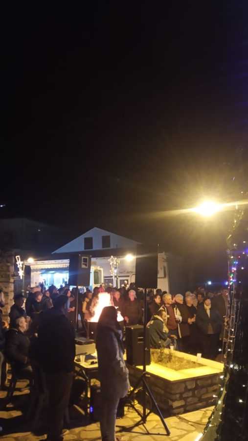 Eordaialive.com - Τα Νέα της Πτολεμαΐδας, Εορδαίας, Κοζάνης Σε γιορτή μετατράπηκε η φωταγώγηση του Χριστουγεννιάτικου Δέντρου στην Αναρράχη (ΦΩΤΟ)