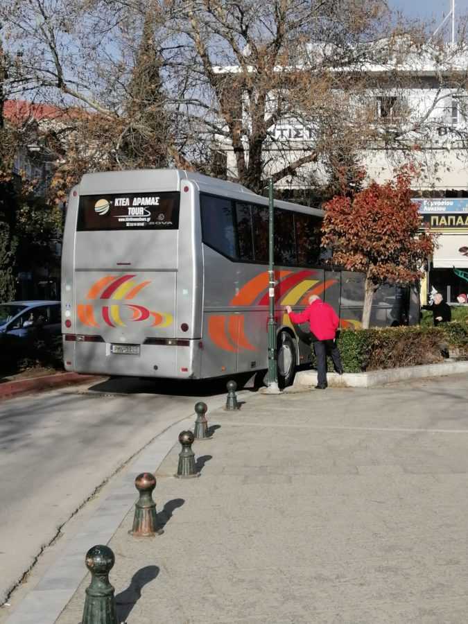 Eordaialive.com - Τα Νέα της Πτολεμαΐδας, Εορδαίας, Κοζάνης eordaialive.gr: Λεωφορείο εγκλωβίστηκε στην κεντρική πλατεία Πτολεμαΐδας! (φωτογραφίες)