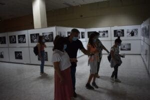 Eordaialive.com - Τα Νέα της Πτολεμαΐδας, Εορδαίας, Κοζάνης Πραγματοποιήθηκαν τα Εγκαίνια της Έκθεσης Φωτογραφίας του Δημήτρη Βαβλιάρα, με τίτλο: «Ασπρόμαυρες διηγήσεις (Πορτραίτα της Αιανής)»