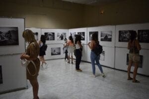 Eordaialive.com - Τα Νέα της Πτολεμαΐδας, Εορδαίας, Κοζάνης Πραγματοποιήθηκαν τα Εγκαίνια της Έκθεσης Φωτογραφίας του Δημήτρη Βαβλιάρα, με τίτλο: «Ασπρόμαυρες διηγήσεις (Πορτραίτα της Αιανής)»