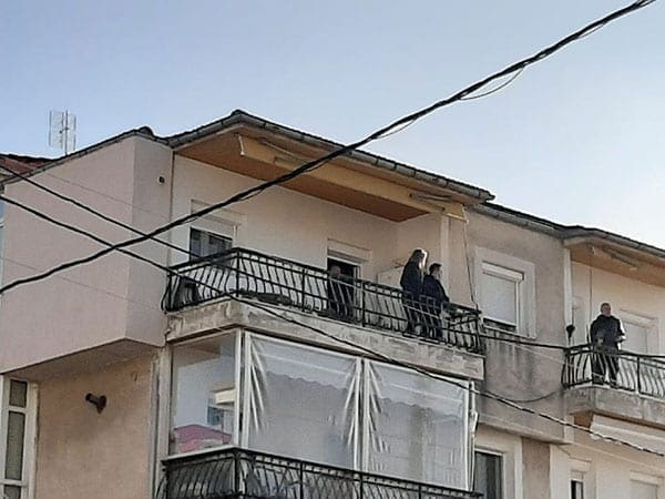 Eordaialive.com - Τα Νέα της Πτολεμαΐδας, Εορδαίας, Κοζάνης Μεγάλη αστυνομική επιχείρηση για τη διάσωση 49χρονου άντρα στην Κοζάνη – Απειλούσε ότι θα πέσει από το μπαλκόνι